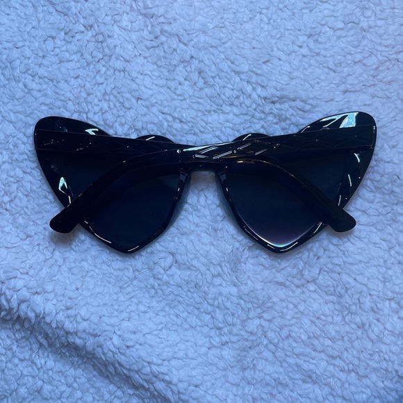 Black Heart-Shaped Oversized Sunglasses Retro Design - Picture 5 of 5